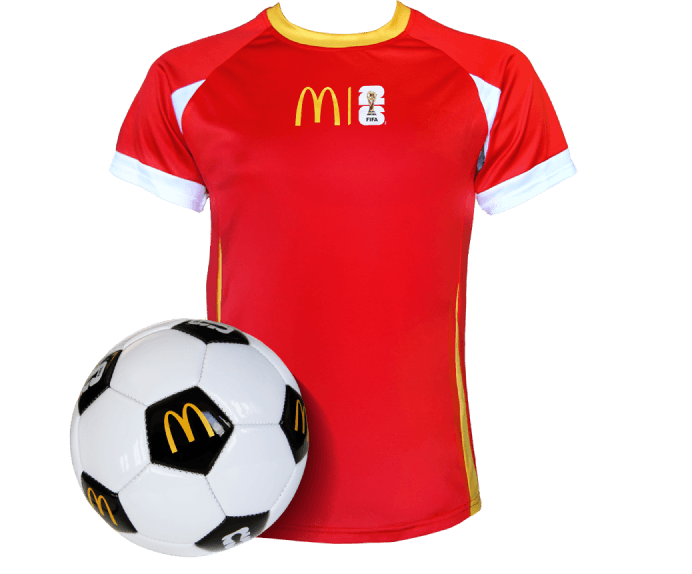 Limitowany merch FIFA x McDonald’s - koszulka i piłka