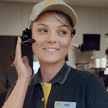 Uśmiechnięta dziewczyna pracująca w Drive Thru