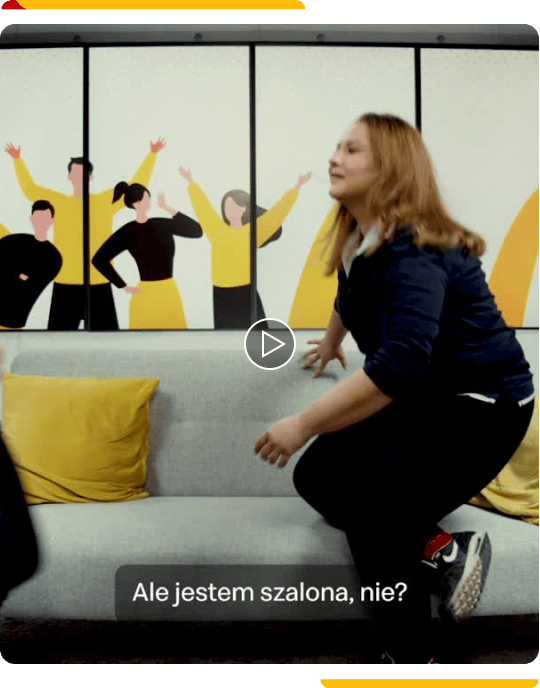 Kobieta siadająca na kanapie, mówiąca: Ale jestem szalona, nie?