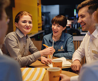 4 pracowników McDonald's jedzących razem posiłek