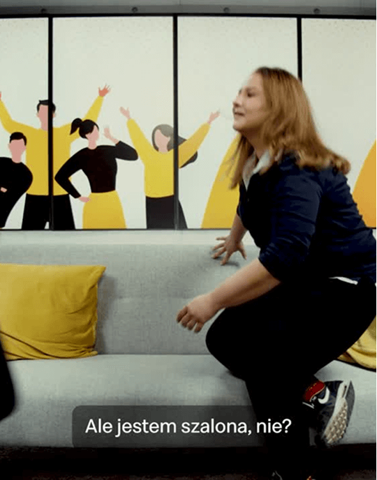 Kobieta siadająca na kanapie, mówiąca: Ale jestem szalona, nie?