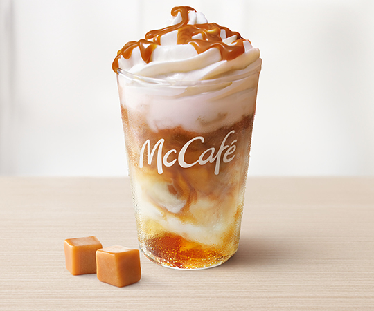 Słony Karmel Iced Latte<br /> z bitą śmietanką