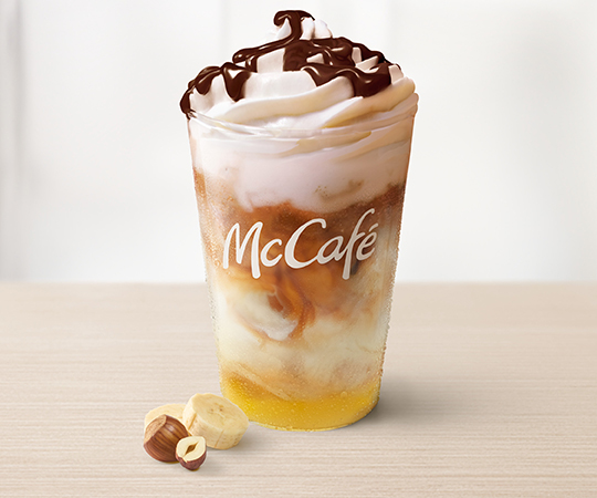 Banan &amp; Orzech Iced Latte<br /> z bitą śmietanką